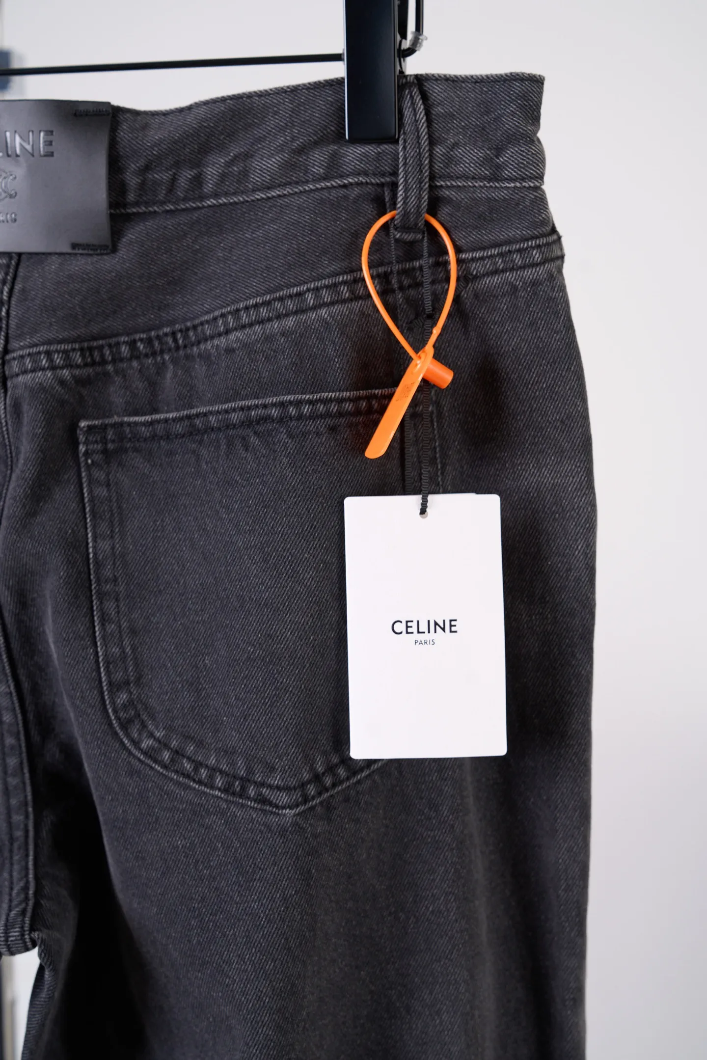 [Real auction] Celine/Celine Paris patchwork leather jeans [In Stock] 28 29 30 31 Customized ebony pattern reforged denim, stiff and stylish, comfortable and skin-friendly, carbon black fermentation dyeing fades the sharp edge, mottled whiskering texture covers the denim, interpreting the relaxed and elegant French Retro, straight silhouette, stretch and casual, continuing the classic five-pocket precision structure of denim. Five CELINE PARIS patches of different shapes are stacked vertically on the trousers. They are staggered and arranged to replicate the Retro aesthetics of past travel souvenir patches. It forms the core of the visual narrative of the garment. The CELINE leather patch is inlaid on the back waist. The identity of the family is engraved discreetly between the waists. The travel patch is used to deconstruct the brand symbol. It combines French Retro heritage and street style. It writes a luxurious and rebellious Retro attitude on the denim. It adopts patterned motorcycle stitching. Precisely control the sewing line by drawing a prototype machine to ensure the precise positioning of CELINE PARIS patches and complete alignment of horizontal and vertical lines. The prototype is accurately aligned by hand to ensure a tight opening and closing. Combination of rub-press wrinkle whisker technology and gun-painted cat whisker technology. Prioritize hand rubbing in specific areas to achieve natural wrinkle effects. Then use specific tools to draw the texture of the cat's whisker shape to create a full visual effect. Adopt purely artificial regular edge grinding process and hand-polished ablation fabric veil lines. Create a staggered hairy texture and layered depth on the edge of the bag to form a natural aged and worn texture. Use multiple horses to rub sand. Use high-pressure spray guns to rub at specific parts to achieve a local gradient effect. Then use frosting technology to create a unique texture pattern. The workmanship is extremely complex and time-consuming and labor-intensive. Stone grinding is light fermentation➕stretching and bleaching to soften. The mutual friction between pumice and clothing causes wear and fading effects on the denim surface. Combining pulling and bleaching. Make the clothes produce a certain texture and stretching effect while bleaching. Stir-fry snowballs and stir-fry salt. Prepare a special solution. Add a certain amount of dye. Soak the denim material in it to absorb the solvent. Then scrub it and dry it to further fade and oxidize it, creating a loose fit.